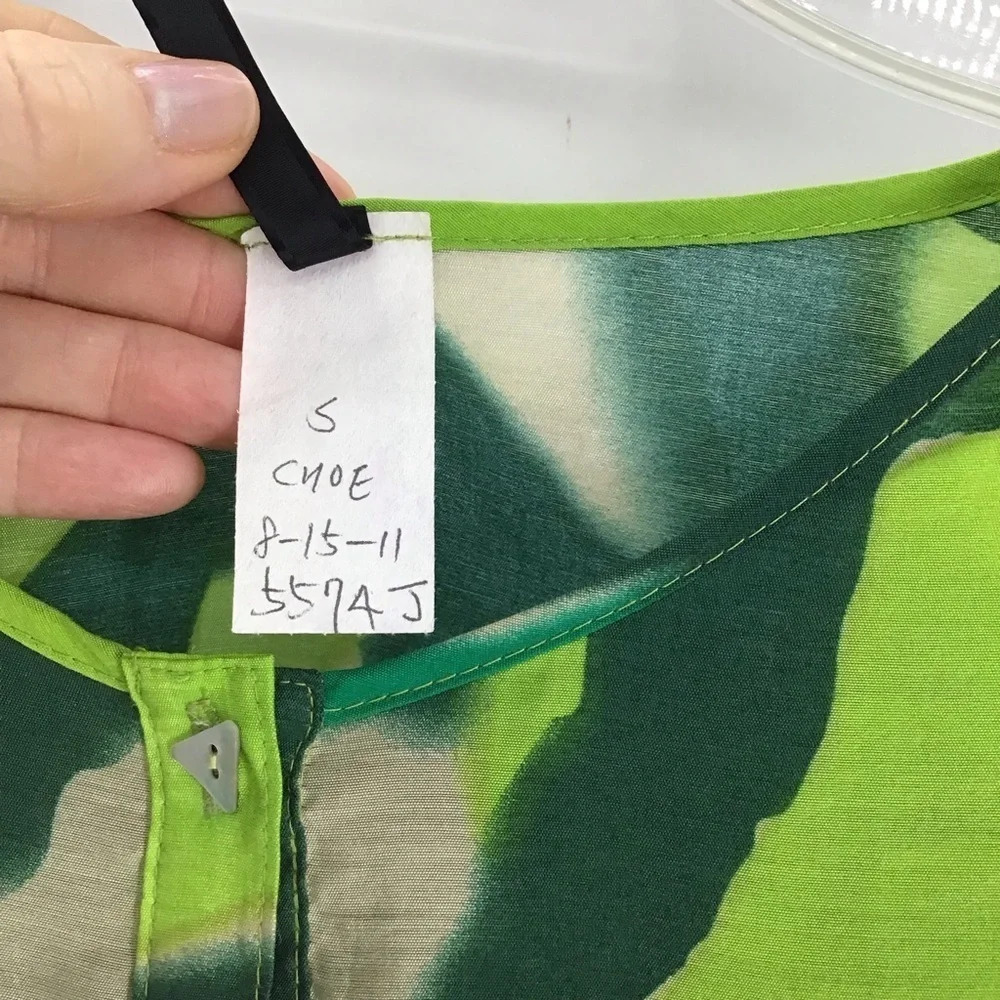 I C By Connie Tunic Blouse Green Mother of Pearl Buttons Flowy Size Small - Picture 7 of 8